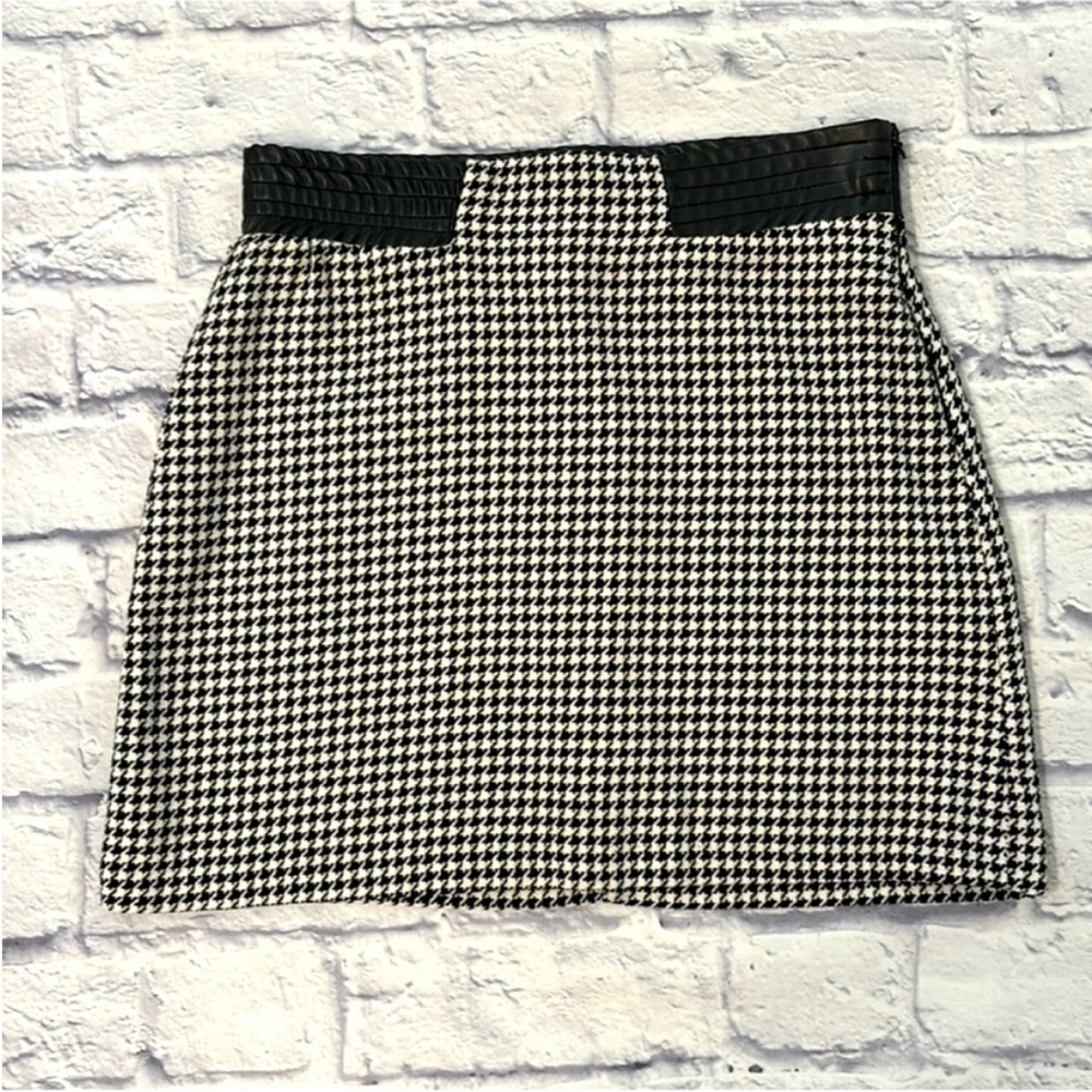 ZARA Houndstooth Print Mini Skirt Black and White Lined Interior Size Medium NWT